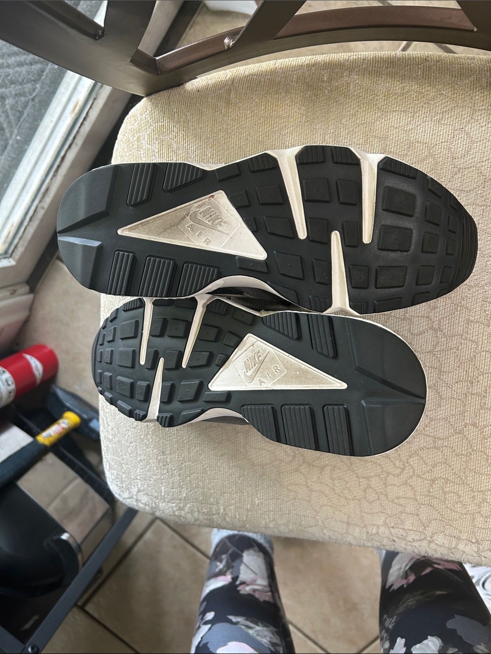 Nike Black and Gray Huarache Sneakers with Red Logo size 7.5 men’s 9.5 women - Picture 4 of 8